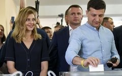 требовать дружбы с Россией и голосовать за вороватых нацистов