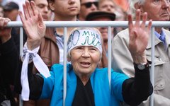 Пенсионерка на митинге © KM.RU, Дарья Семина