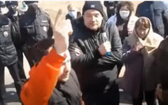 «Держат, как в свинарнике»: чего требовали народные сходы в Якутии и Рязани