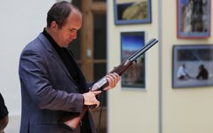 Посетитель выставки с ружьем
