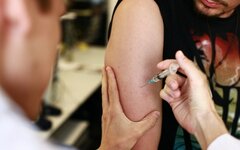400 долларов  власть оценивает смерть от осложнений после прививок