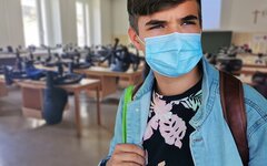 Чиновники переобулись: прививаться студентов не заставят, но и учиться не дадут