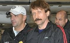 Виктор Бут в сопровождении сотрудников DEA. Фото с сайта wikipedia.org