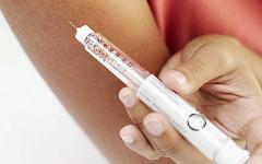 Шприц с инсулином. Фото с сайта diabetes-life.ru