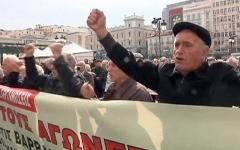 Протестующие греческие пенсионеры. Фото с сайта bb.lv