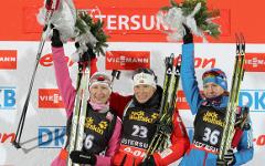 Екатерина Глазырина (справа). Фото с сайта biathlonrus.com