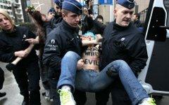 Задержание активистки FEMEN полицией. Фото с сайта femen.org
