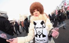 Участница митинга. Фото: KM.RU