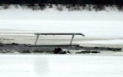 Упавший в Волгу вертолет Bell 407. Фото ГУ МЧС по Нижегородской области