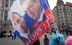 Флаг с изображением Медведева и Путина © фото KM.RU