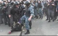 Боец ОМОНа, бьющий лежащую девушку. Скриншот с видео youtube.com/user/youryogaru