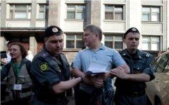 Задержание Сергея Митрохина у задания Госдумы 22 мая. Фото с сайта yabloko.ru