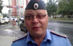 Сопровождающий шествие полицейский. Кадр с видео активиста на Youtube