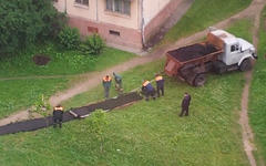 Укладка асфальта на газон. Фото с сайта yaplakal.com
