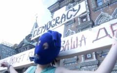 «Распятие» сторонницы Pussy Riot. Стоп-кадр с видео fontanka.ru