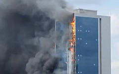 Пожар в Polat Towers. Стоп-кадр с видео в YouTube