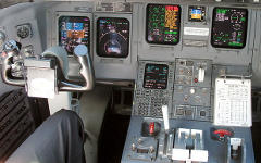 Кабина CRJ-200. Фото Дмитрия Денисенкова с сайта wikipedia.org