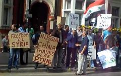Акция у российского посольства в Лондоне. Стоп-кадр с видео в YouTube