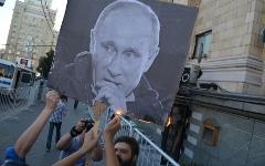 Поджог портрета Путина. Фото с сайта drflyer.livejournal.com