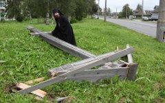 Срубленный крест в Архангельске © РИА Новости