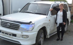 Ольга Куклина у своего автомобиля. Фото с сайта 24smi.org