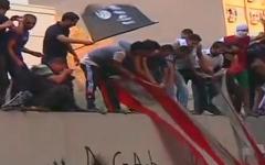 Демонстранты у посольства США в Каире. Кадр из видео CNN
