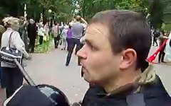 Ударивший девушку омоновец. Стоп-кадр с видео на YouTube