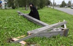 Срубленный крест в Архангельске © РИА Новости