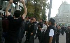 Столкновения ОМОНа  с мусульманами. Кадр из видео islamtv.ru