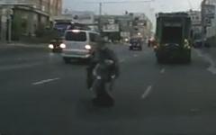 Пьяный мужчина в Новосибирске. Кадр из видео на YouTube