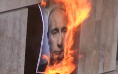 Горящий портрет Владимира Путина. Кадр из видео на YouTube