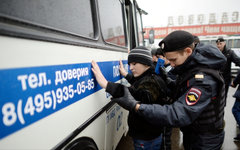 Полиция проверяет документы у граждан на территории ТЦ «Садовод» © РИА Новости, 
