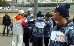 Эстафета на Раушской набережной с погасшим факелом. Стоп-кадр с видео в YouTube