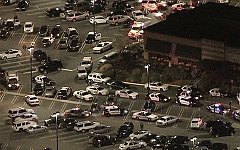 Автомобили полиции у здания ТЦ. Стоп-кадр телеканала NBC New York