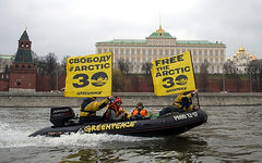 Акция Greenpeace на Москве-реке © РИА Новости, Максим Блинов