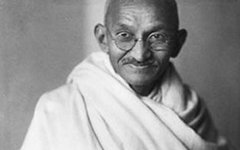 Махатма Ганди. Фото с сайта youryoga.org
