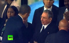 Барак Обама и Рауль Кастро. Кадр телеканала Russia Today