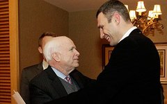 Джон Маккейн и Виталий Кличко. Фото с сайта klichko.org