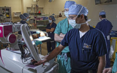 Натан Тандон и его коллеги. Фото с сайта memorialhermann.org