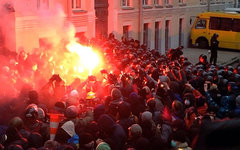 Митингующих закидывают газовыми гранатами. Фото пользователя Instagram lolwhOOt