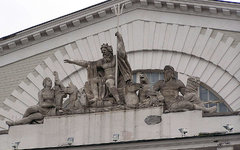 «Триумф Нептуна» на здании биржи. Фото с сайта wikimedia.org