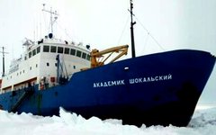 Застрявшее во льдах судно. Фото пользователя Твиттера @ProfChrisTurney