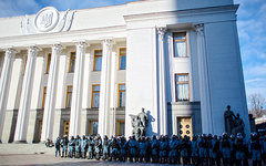 Сотрудники МВД Украины у здания Верховной Рады © РИА Новости, Андрей Стенин