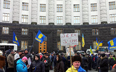 Протестующие у здания кабмина Украины. Фото пользователя Твиттера @TukvaSociopat