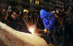 Участники «Евромайдана» разбивают памятник Ленину © KM.RU, Алексей Белкин