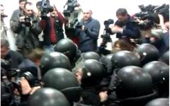 В зале суда. Стоп-кадр с видео в YouTube