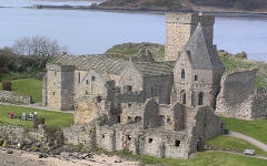Замок на острове Инчкольм. Фото с сайта maidoftheforth.co.uk