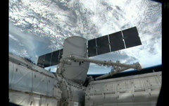 Dragon стыкуется с МКС. Фото с сайта nasa.gov