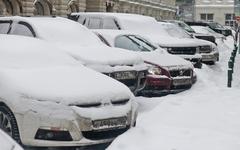 Заснеженные автомобили © KM.RU
