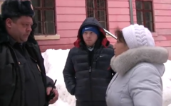 Задержание на избирательном участке. Стоп-кадр с видео в YouTube